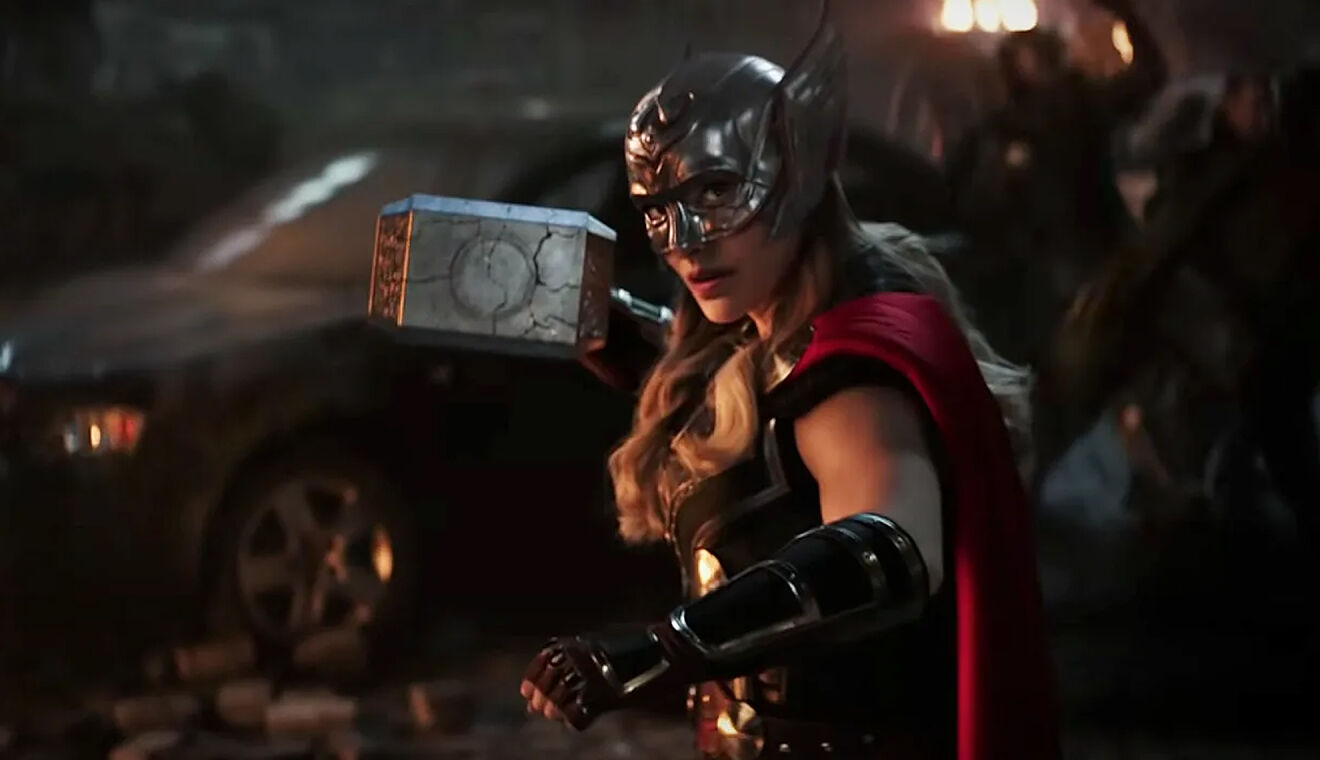 Natalie Portman como Thor, en una escena de Amor y Trueno